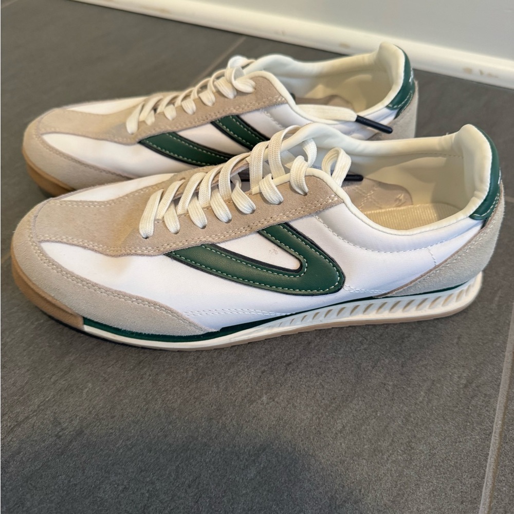 Women’s 8.5 Tretorn sneakers - Picture 3 of 6